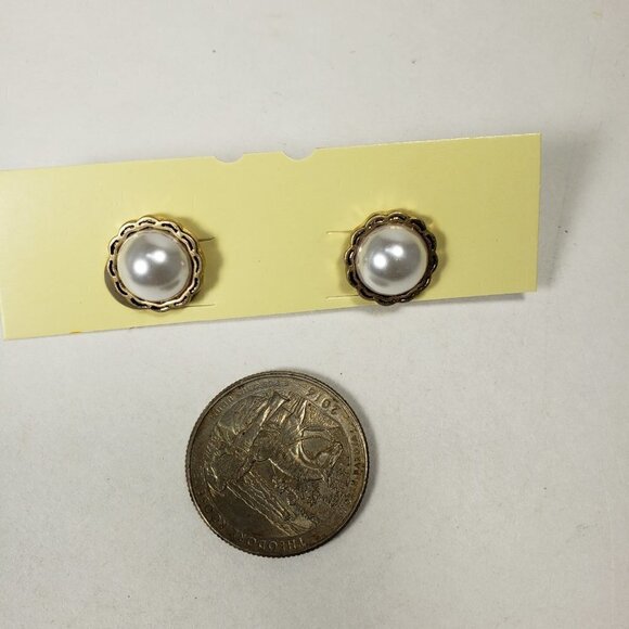 Metal Design Gold tone and Off-white color Stud / Clip-on Earrings - Picture 5 of 6
